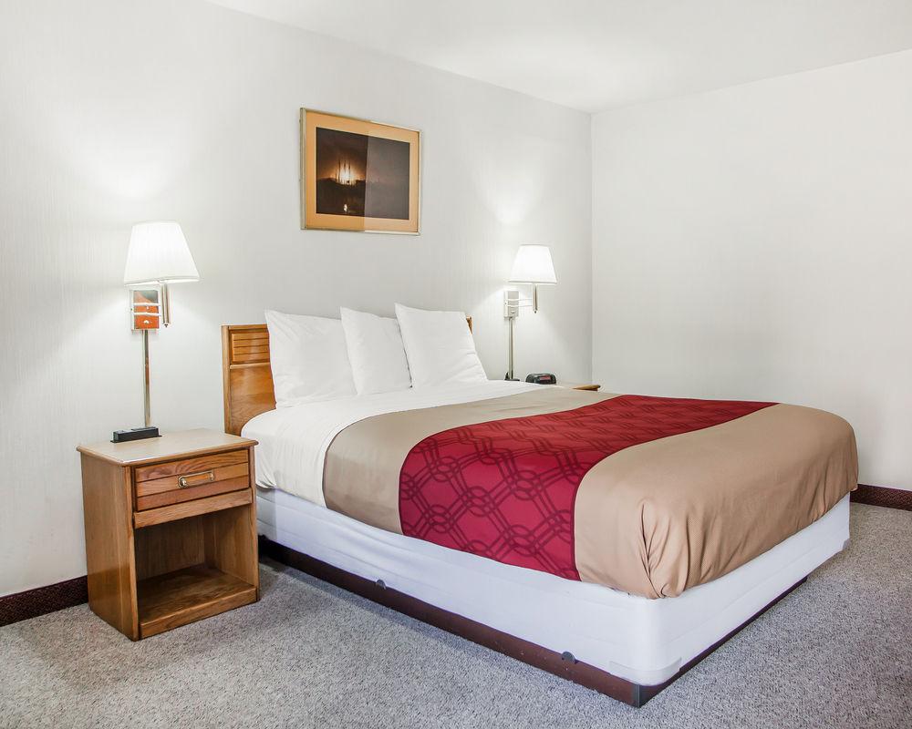 Red Roof Inn Страудсбърг Екстериор снимка